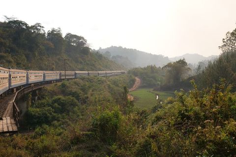 Schlängelt sich durch den Süden Tansanias: die Tazara, bekannt auch unter dem Namen Tanzania-Zambia-Railway. Foto: Julian Hilger