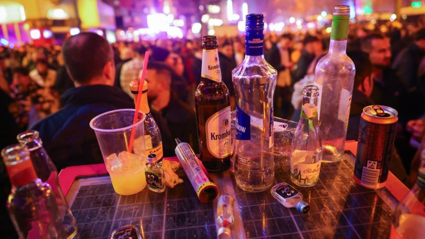 Silvesternächte sind oft alkoholselig. (Archivbild) Foto: Christian Charisius/dpa