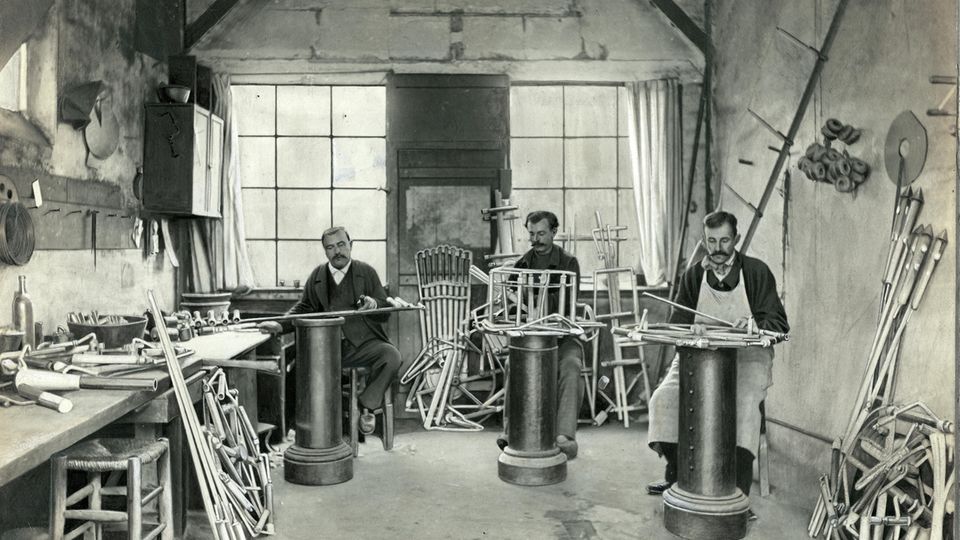 In der Werkstatt der Ruggieris werden Raketen und andere Utensilien um 1890 von Hand hergestellt, darunter Gerüste für Feuerräder