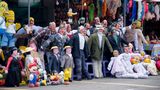 Spielzeugpuppen stehen am Straßenrand