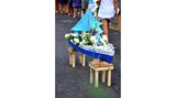 Kleine Schiffchen mit weißen Rosen und Süßigkeiten: In Brasilien feiern an Silvester viele Menschen die Meeresgöttin Yemanjá, die vor allem im Nordosten des Landes beliebt ist. Yemanjá ist Schutzpatronin der Seefahrer, aber auch Göttin der Mutterschaft. Oft wird sie als Wasserfrau und in blau-weißen Kleidern dargestellt
