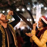 Zwei Menschen essen Trauben