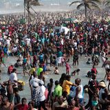 Menschen feiern am Strand