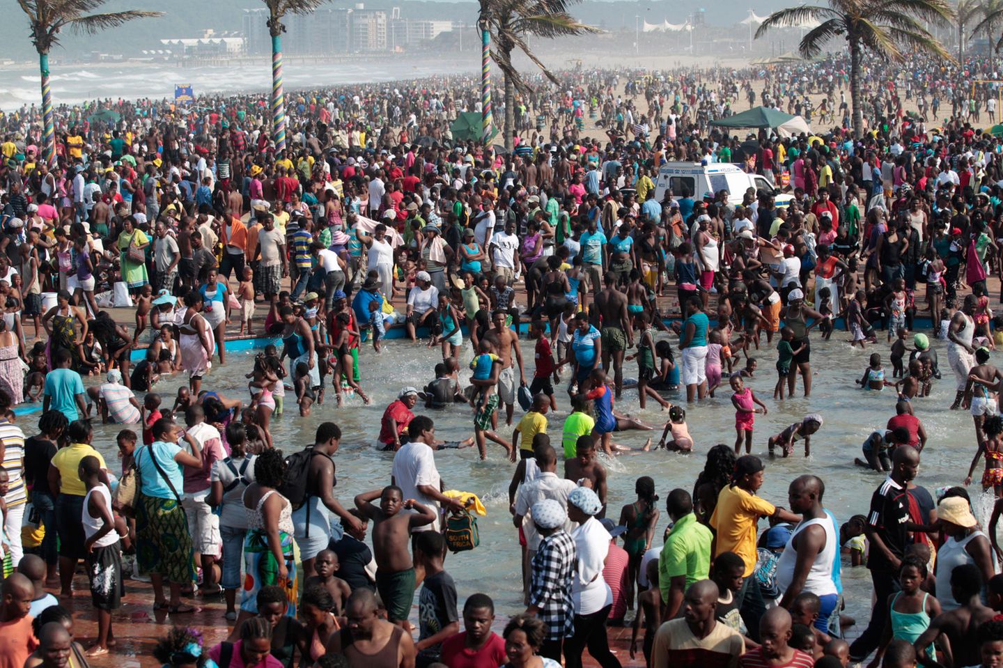 Menschen feiern am Strand