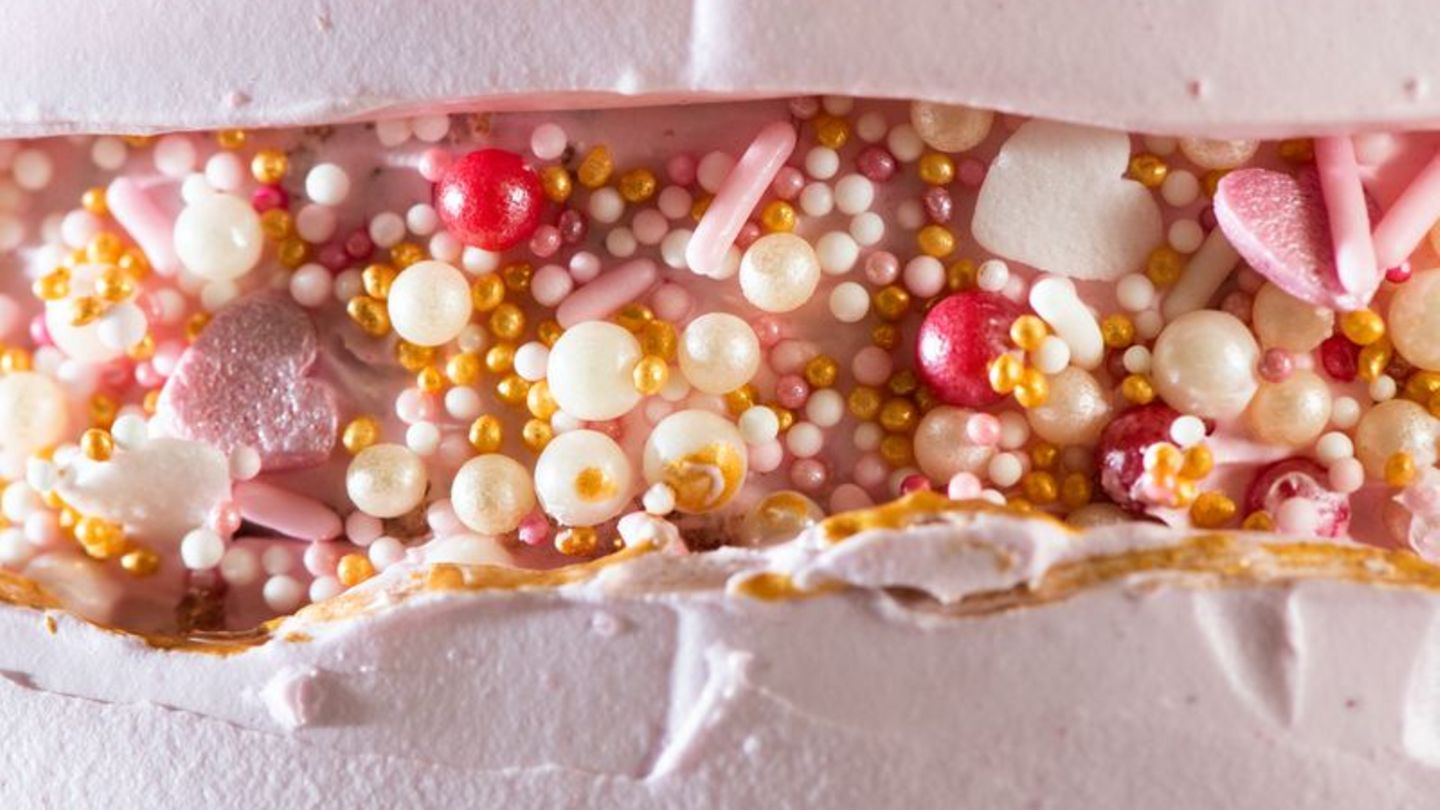 Sich mal ein Stück Torte zu gönnen und sie dann bewusst zu genießen - kein Problem. Foto: Franziska Gabbert/dpa-tmn