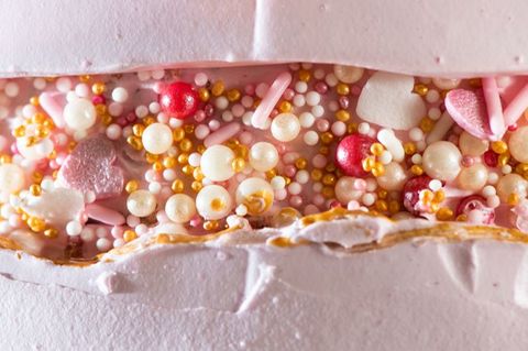 Sich mal ein Stück Torte zu gönnen und sie dann bewusst zu genießen - kein Problem. Foto: Franziska Gabbert/dpa-tmn