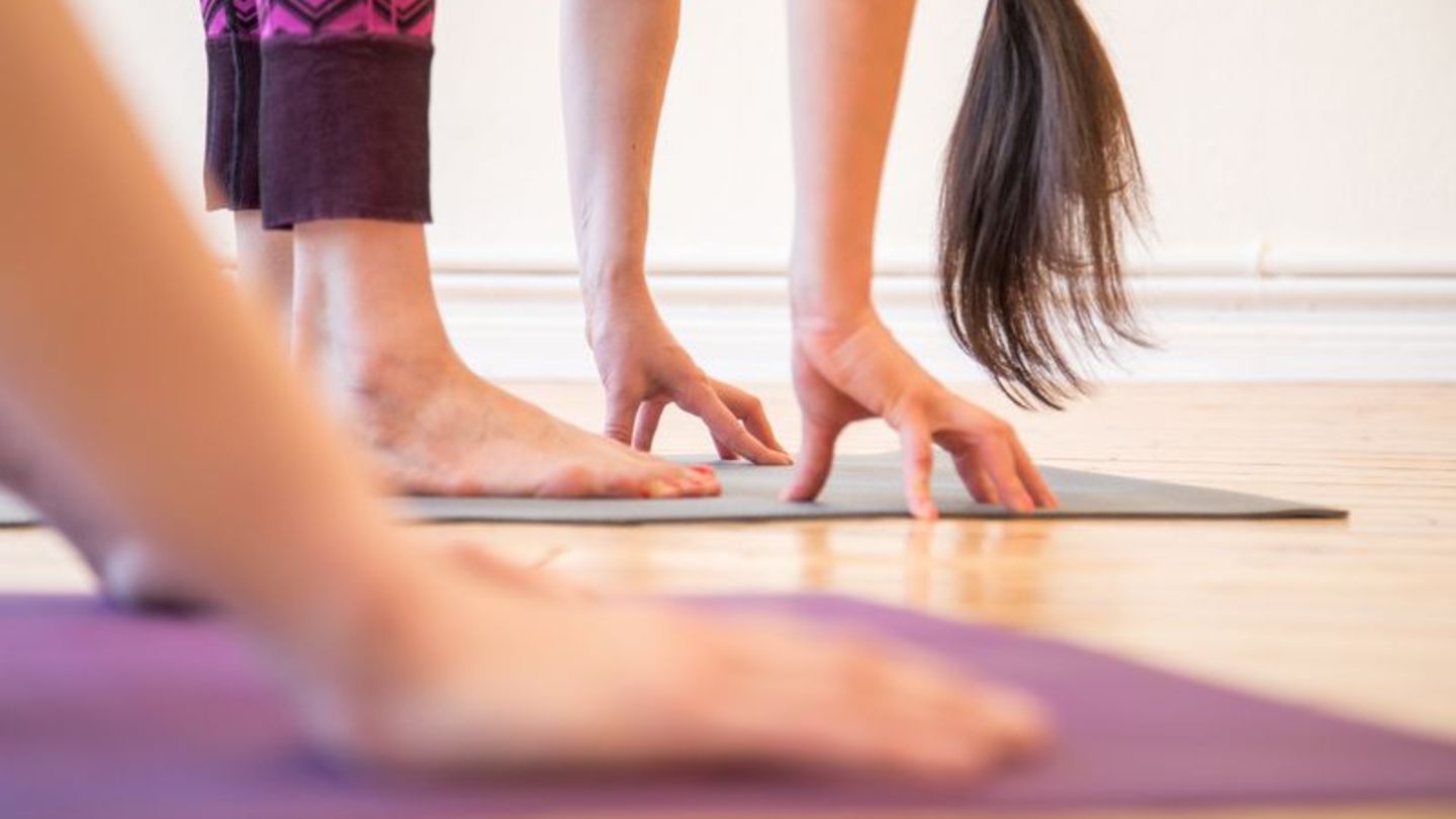Verabreden für einen gemeinsamen Yogakurs: Wer sich mit anderen zusammenschließt, bleibt eher an seinen Sport-Vorhaben dran. Fot