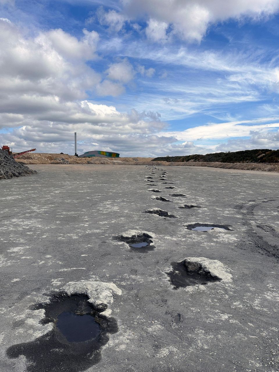 Hunderte Menschen halfen den Sommer über dabei, die Spuren auszugraben. Der Steinbruch Oxfordshire Quarry Group liegt nordwestlich von London. Hier wurden die gigantischen Spuren entdeckt. 