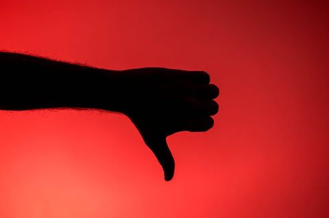Der Mensch nimmt negative Informationen stärker wahr als positive. (Symbolbild) Foto: Sina Schuldt/dpa