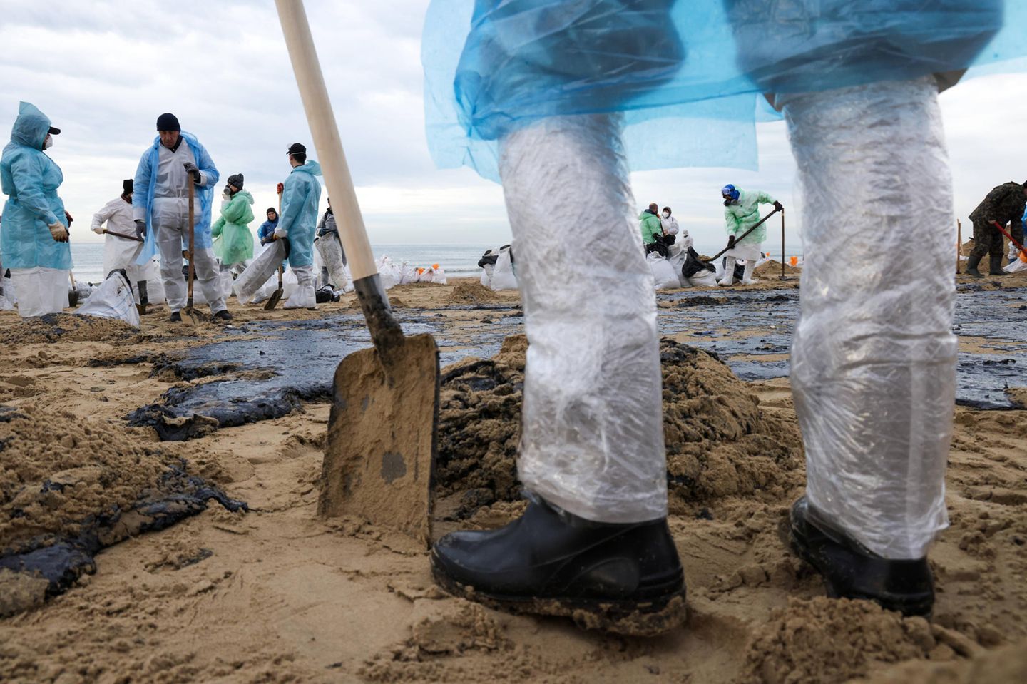 Tonnen von ölverschmutztem Sand Ölverschmutzter Sand in Russland nach der Havarie