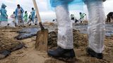Ölverschmutzter Sand in Russland nach der Havarie