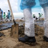 Ölverschmutzter Sand in Russland nach der Havarie