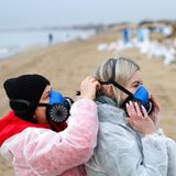 Helfer an der Küste bei der Ölkatastrophe