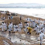 Menschen füllen Sand in Säcke