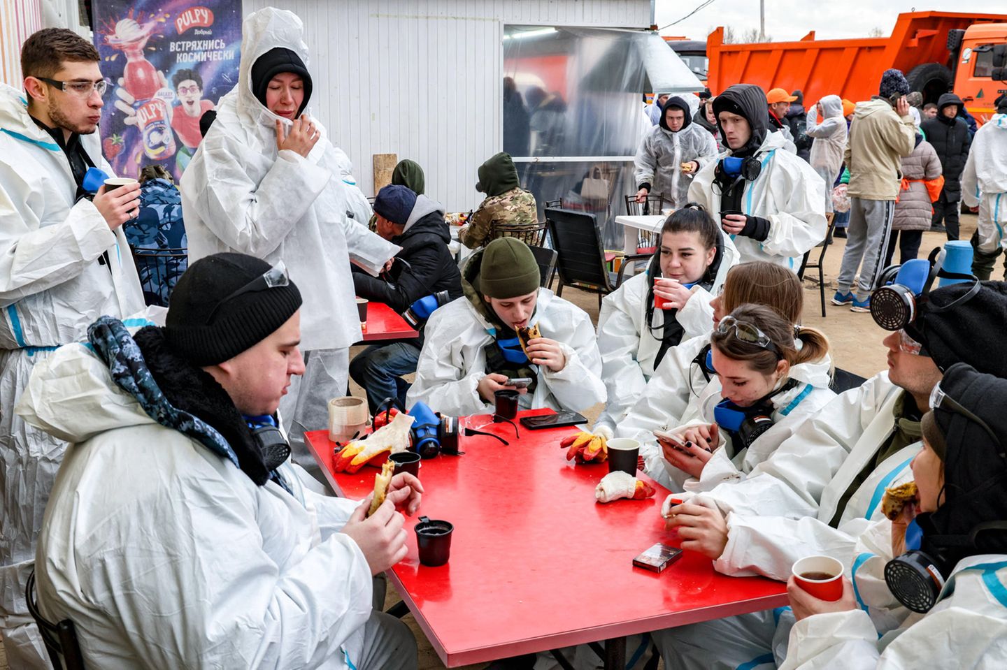 Momentan behinderten "starker Wind und Wellen" die Säuberungsarbeiten, teilt das russische Katastrophenschutzministerium mit. Bisher seien allerdings "mehr als 68 Kilometer Küste" gesäubert worden. Hunderte Freiwillige, die unermüdlich im Einsatz sind und sicht größtenteils selbst organisieren und verpflegen, reinigen die Küsten der Halbinsel Krim und der russischen Schwarzmeerküste. Sie versuchen nach Kräften, die Ölkatastrophe einzudämmen und die Natur und so viele Tiere wie möglich zu retten.
