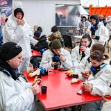 Momentan behinderten "starker Wind und Wellen" die Säuberungsarbeiten, teilt das russische Katastrophenschutzministerium mit. Bisher seien allerdings "mehr als 68 Kilometer Küste" gesäubert worden. Hunderte Freiwillige, die unermüdlich im Einsatz sind und sicht größtenteils selbst organisieren und verpflegen, reinigen die Küsten der Halbinsel Krim und der russischen Schwarzmeerküste. Sie versuchen nach Kräften, die Ölkatastrophe einzudämmen und die Natur und so viele Tiere wie möglich zu retten.