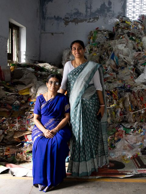Malarvizhi Muthu (links) und ihre Schwiegertochter Rajavalli Rajiv (rechts) gründeten 2019 eine Müllbank. Sie zahlen Menschen Geld, wenn sie ihren Müll zu ihnen bringen und fachgerecht entsorgen