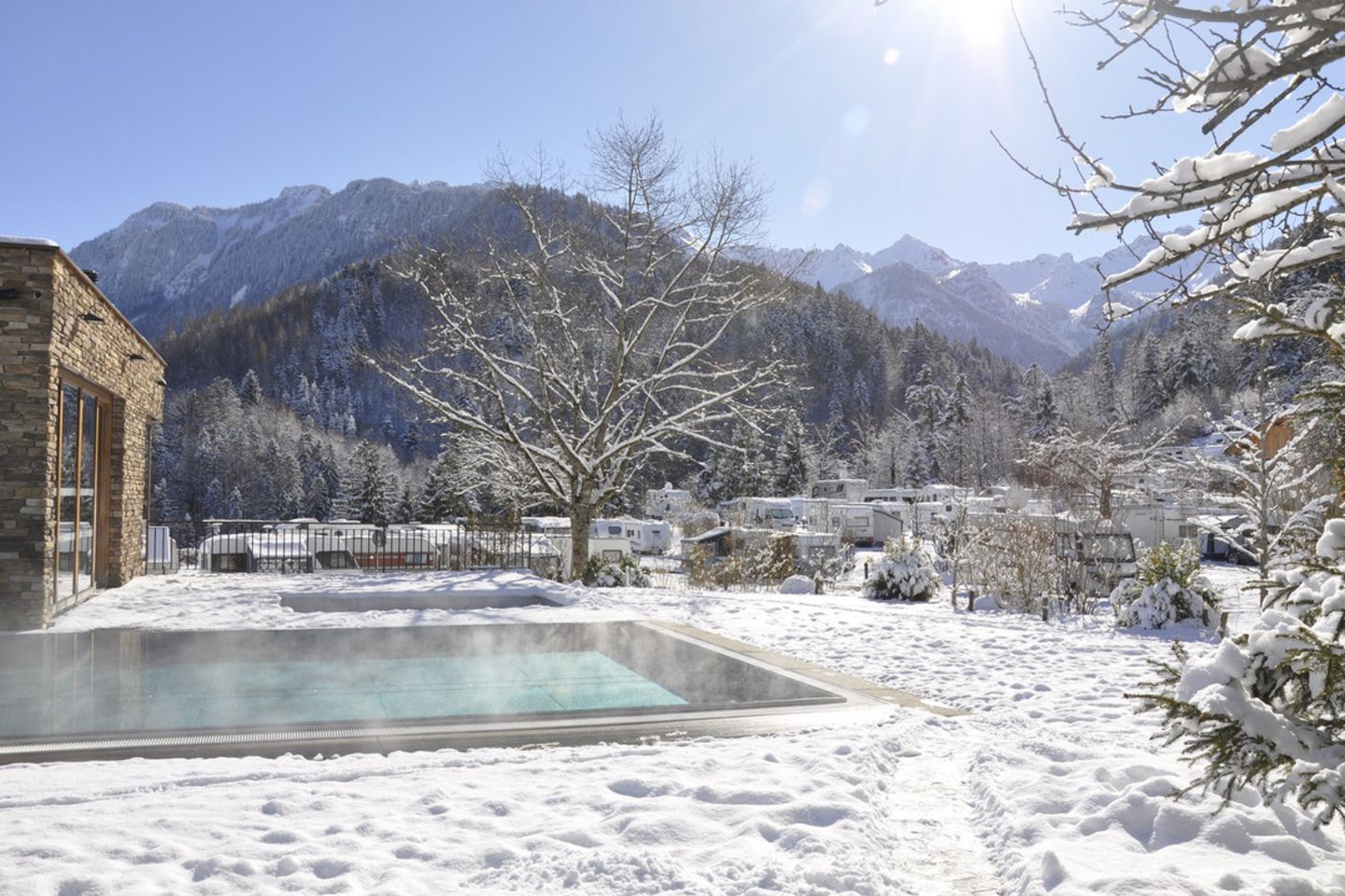 Alpencamping Nenzing: Skifahren und Wellness in bester Lage Alpencamping Nenzing im Winter mit Außenpool