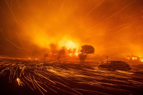 Pacific Palisades, Los Angeles, 7. Januar 2025: Auffrischende Winde erschweren die Löscharbeiten. Denn durch Funkenflug entstehen laufend neue Brandherde