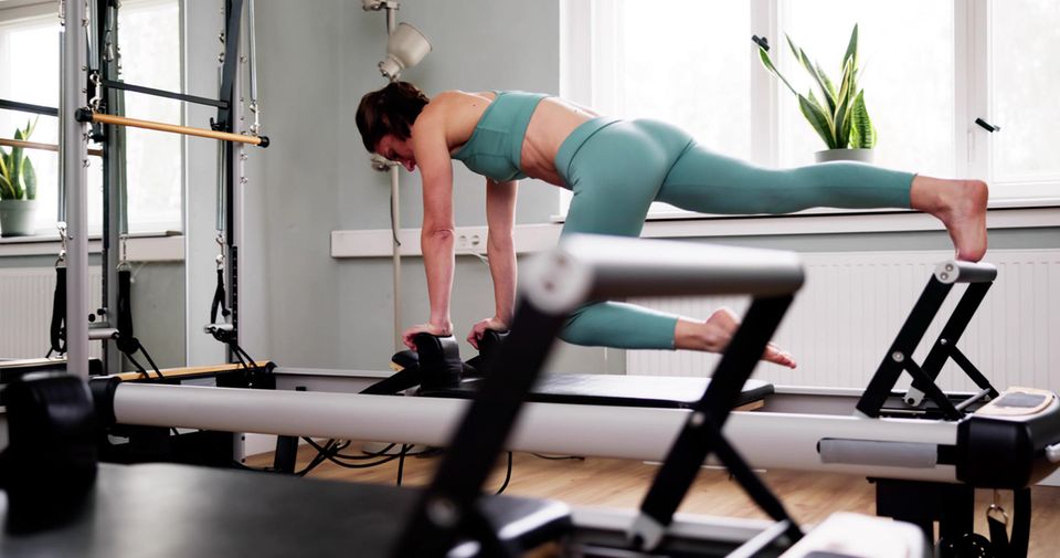 Frau macht Pilates im Fitnessstudio