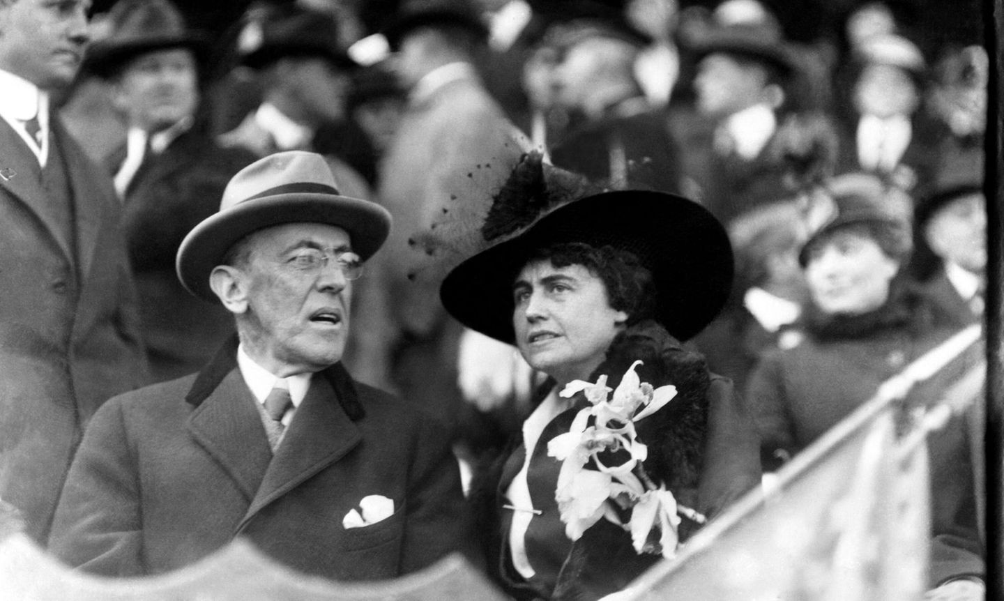 US-Präsident Woodrow Wilson und Edith bei einer Versammlung