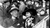 US-Präsident Woodrow Wilson und Edith bei einer Versammlung