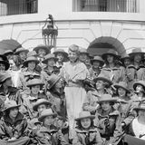 Florence Harding umringt von Mädchen der "Girl Scouts" vor dem Weißen Haus