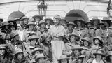 Florence Harding umringt von Mädchen der "Girl Scouts" vor dem Weißen Haus
