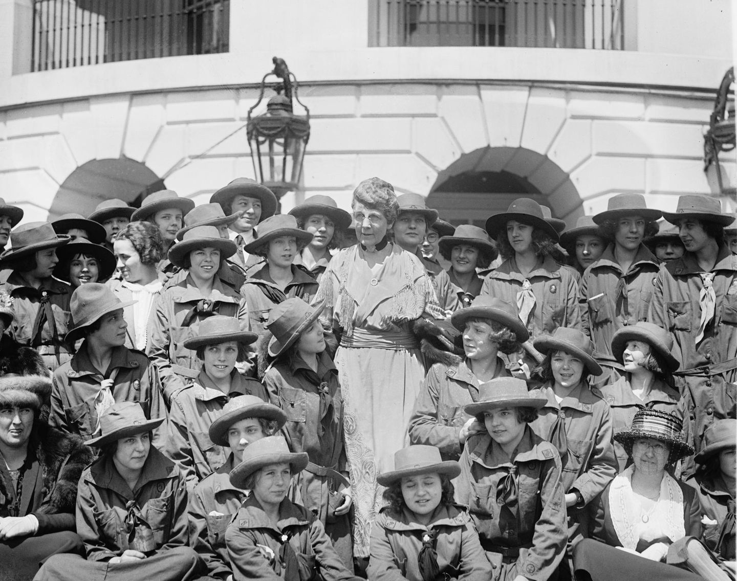 Florence Harding umringt von Mädchen der "Girl Scouts" vor dem Weißen Haus