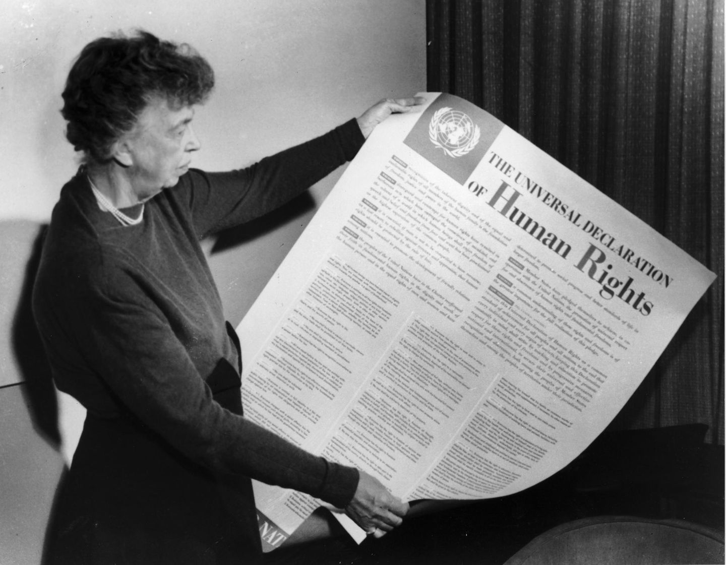 Eleanor Roosevelt mit der Erklärung der Menschenrechte