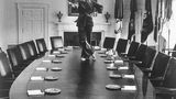 Betty Ford tanzt auf einem Tisch im Weißen Haus