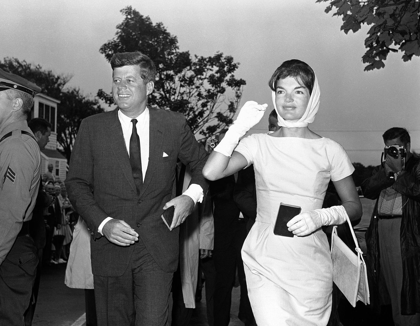 John F. Kennedy und seine Ehefrau Jacqueline in hellem Kostüm