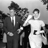 John F. Kennedy und seine Ehefrau Jacqueline in hellem Kostüm