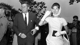 John F. Kennedy und seine Ehefrau Jacqueline in hellem Kostüm