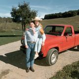 Ronald und Nancy Reagan auf einem roten Pickup