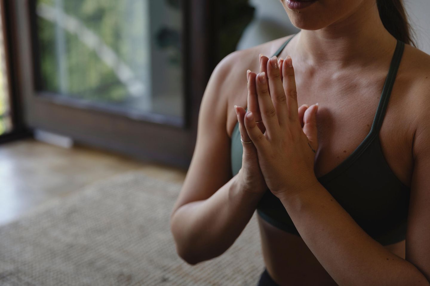 Frau macht Yoga