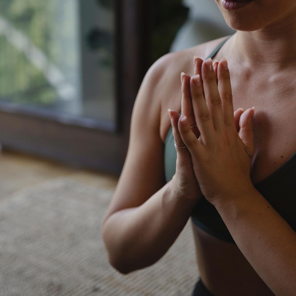 Frau macht Yoga