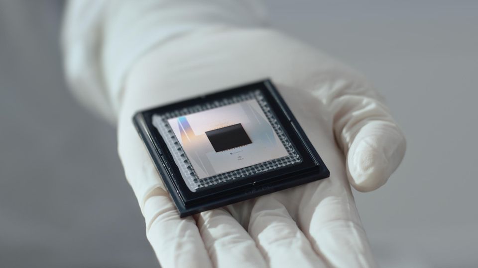 Physik: Googles neuer Quantenprozessor "Willow" besteht aus 105 supraleitenden Qubits. Um eine Information zu speichern, werden gleich mehrere Qubits genutzt, die sich während der Rechnung gegenseitig gegen den Verlust der Information absichern. Dem Quantenchip ist diese effektive Fehlerkorrektur nun zum ersten Mal – wie lange ersehnt – gelungen Googles neuer Quantenprozessor "Willow" besteht aus 105 supraleitenden Qubits. Um eine Information zu speichern, werden gleich mehrere Qubits genutzt, die sich während der Rechnung gegenseitig gegen den Verlust der Information absichern. Dem Quantenchip ist diese effektive Fehlerkorrektur nun zum ersten Mal – wie lange ersehnt – gelungen