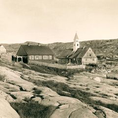 Im späten 19. Jahrhundert ist die Kolonisierung Grönlands weit vorangeschritten. Im Norden entsteht die Siedlung Jakobshavn, heute Ilulissat 