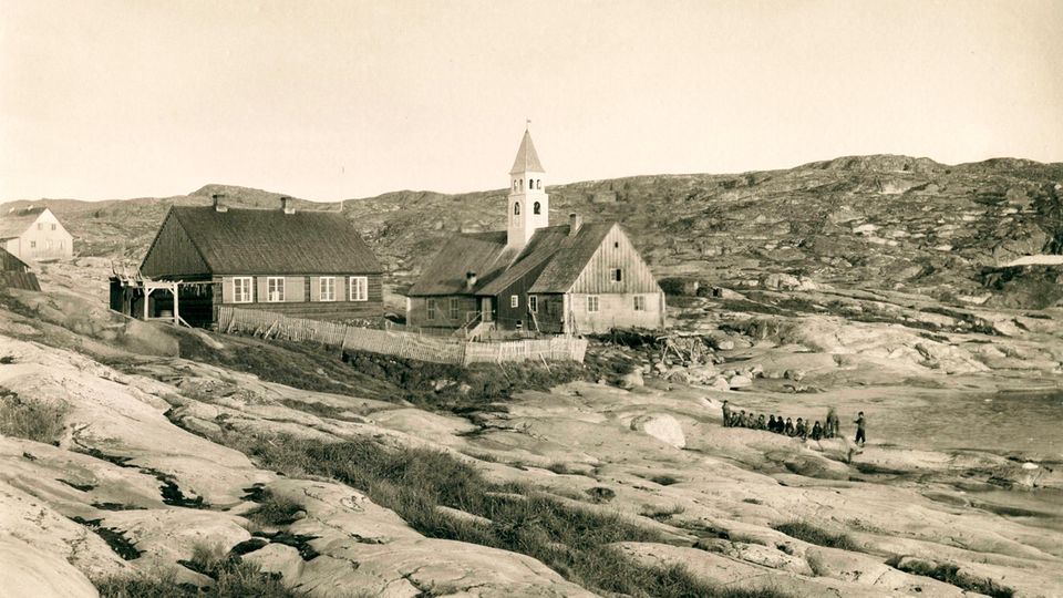 Im späten 19. Jahrhundert ist die Kolonisierung Grönlands weit vorangeschritten. Im Norden entsteht die Siedlung Jakobshavn, heute Ilulissat 