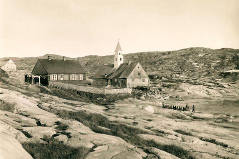 Im späten 19. Jahrhundert ist die Kolonisierung Grönlands weit vorangeschritten. Im Norden entsteht die Siedlung Jakobshavn, heute Ilulissat 