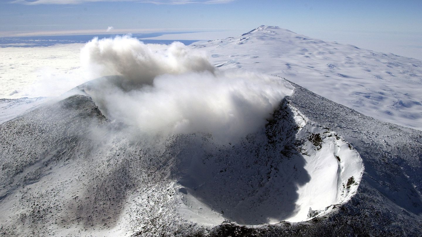 Der Mount Erebus ist der südlichste aktive Vulkan der Erde und mit 3794 Metern der höchste Vulkan der Antarktis. Inmitten des ewigen Eises besitzt er in seinem Krater einen eigenen Lavasee