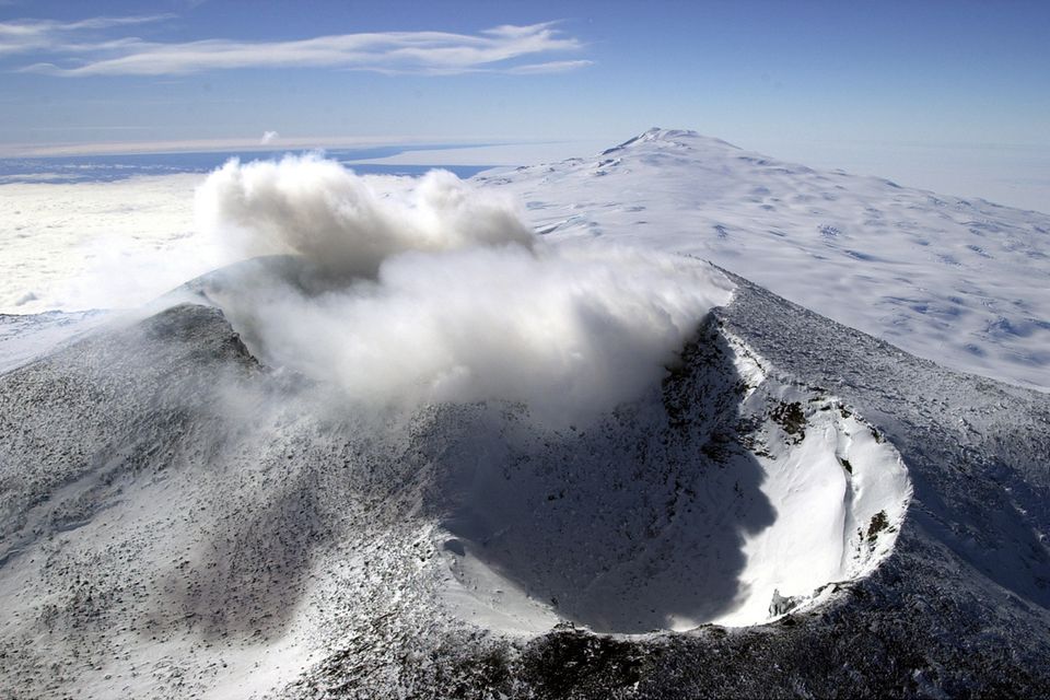 Der Mount Erebus ist der südlichste aktive Vulkan der Erde und mit 3794 Metern der höchste Vulkan der Antarktis. Inmitten des ewigen Eises besitzt er in seinem Krater einen eigenen Lavasee 1.5244