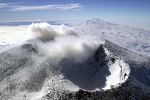 Der Mount Erebus ist der südlichste aktive Vulkan der Erde und mit 3794 Metern der höchste Vulkan der Antarktis. Inmitten des ewigen Eises besitzt er in seinem Krater einen eigenen Lavasee