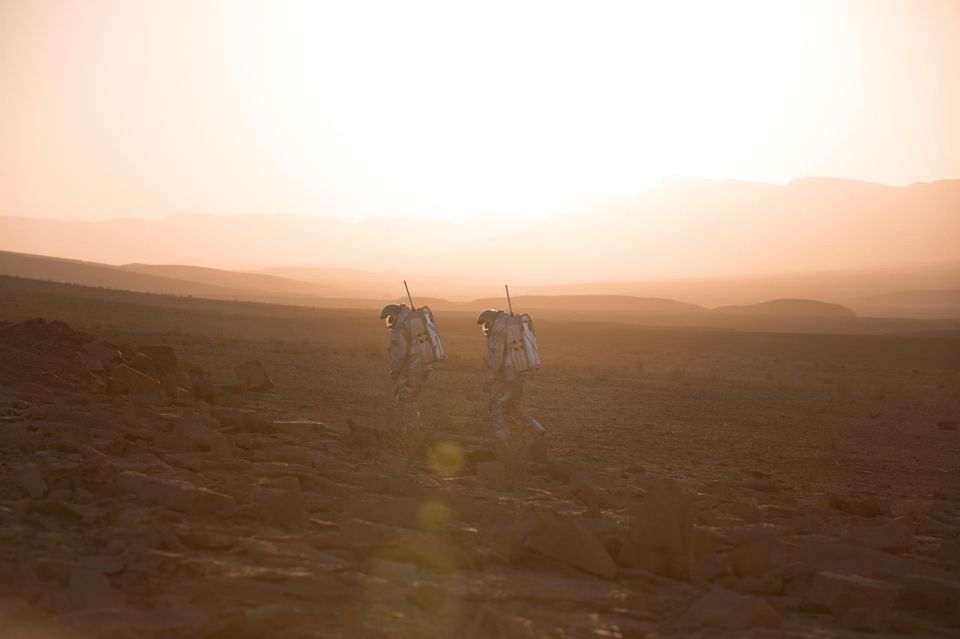 Zwei Astronauten laufen durch die Ebene 1.5004
