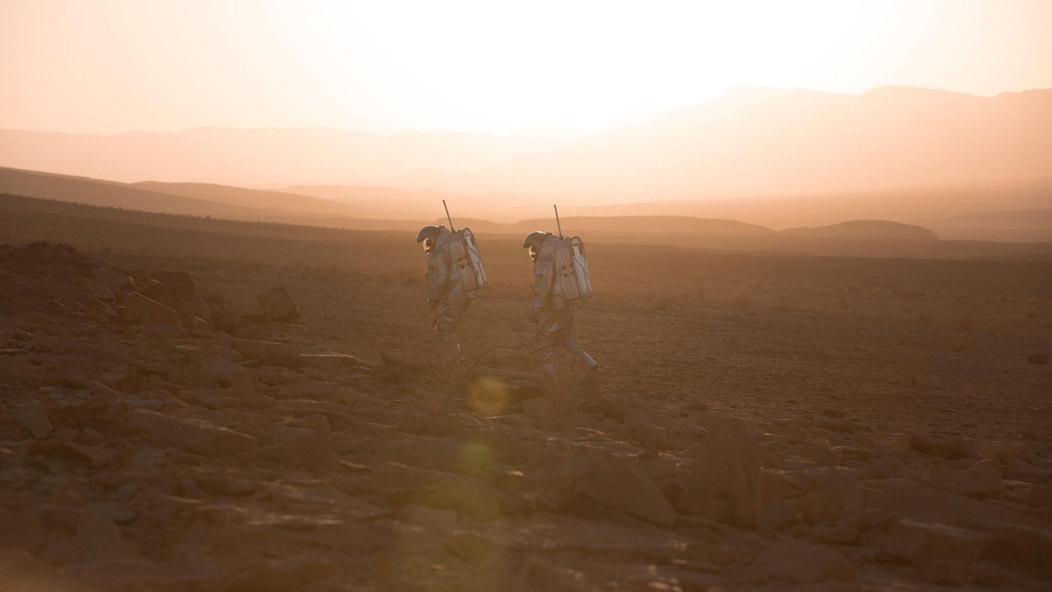 Zwei Astronauten laufen durch die Ebene