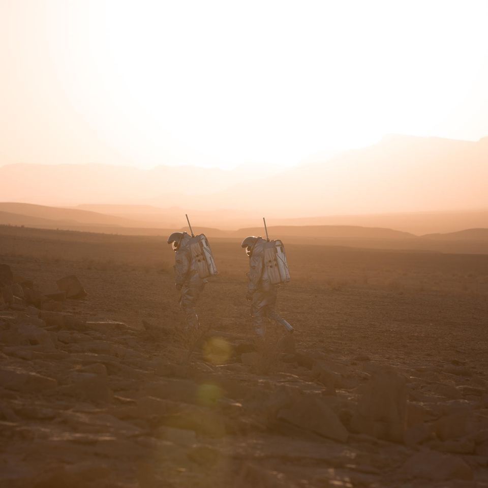 Zwei Astronauten laufen durch die Ebene