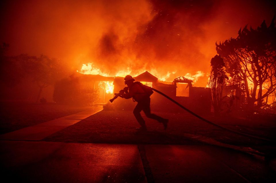 Los Angeles im Januar 2025: Der Stadtteil Pacific Palisades brennt. Angefacht wurden die Flammen von ungewöhnlicher Trockenheit und starken Winden 1.4993