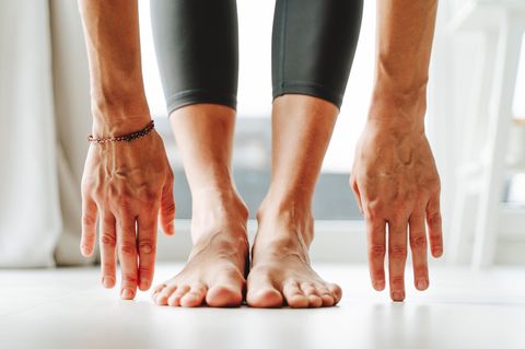 Eine Frau praktiziert eine Yoga-Übung
