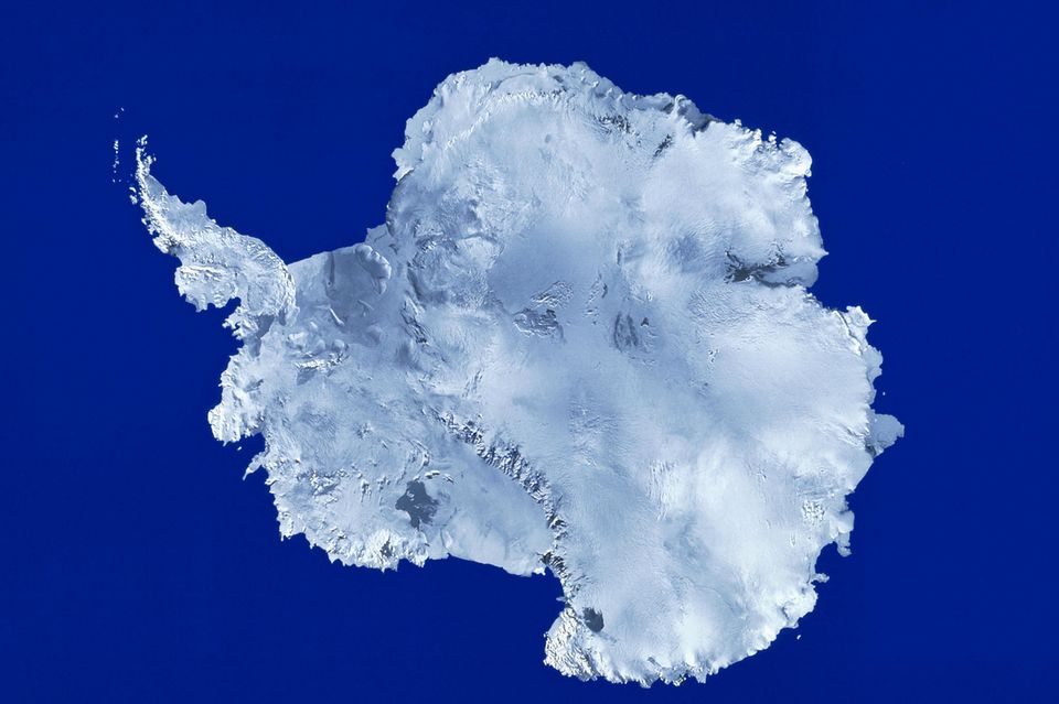 Klimawandel: Das Transantarktische Gebirge zieht sich auf der linken Bildhälfte dieser Karte von oben nach unten durch Antarktika. Der Mount Erebus ragt etwa dort in die Höhe, wo das Gebirge im unteren Bereich der Karte auf den Ozean trifft. Die Begriffe Norden, Osten, Süden und Westen würden hier am Südpol eher verwirren Das Transantarktische Gebirge zieht sich auf der linken Bildhälfte dieser Karte von oben nach unten durch Antarktika. Der Mount Erebus ragt etwa dort in die Höhe, wo das Gebirge im unteren Bereich der Karte auf den Ozean trifft. Die Begriffe Norden, Osten, Süden und Westen würden hier am Südpol eher verwirren